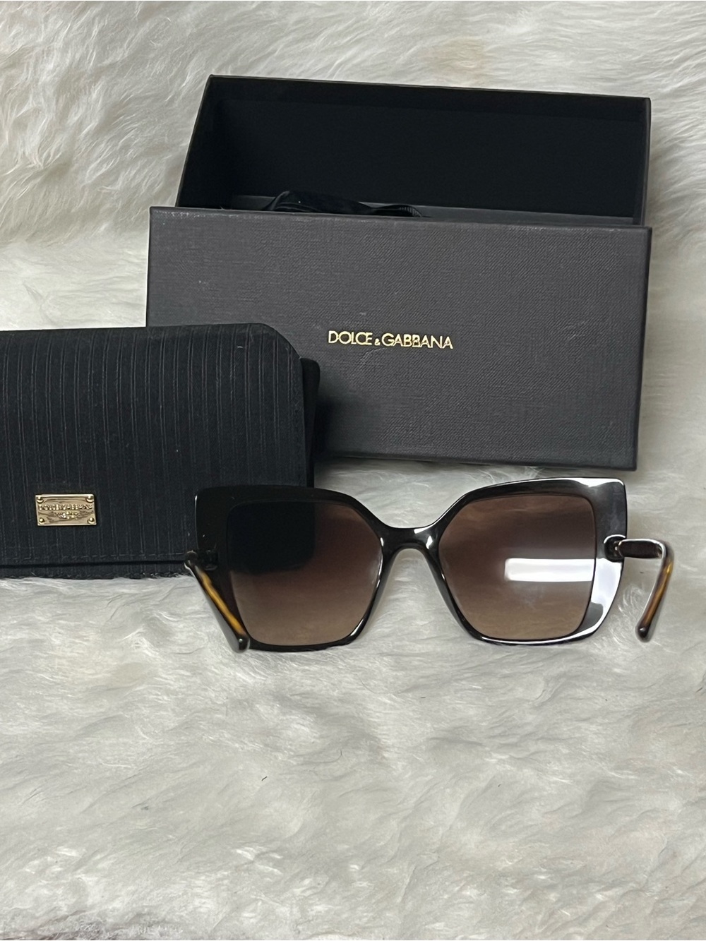 Dolce & Gabbana Chic Brown Sunglasses - Picture 3 of 12